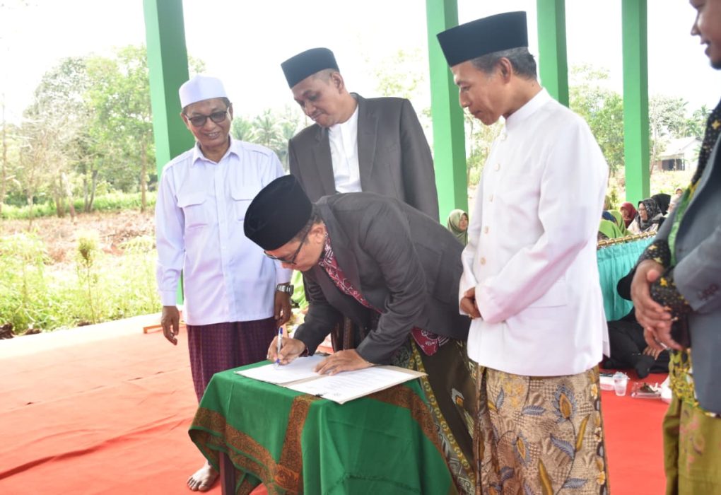 H Ahmad Khalil, Direktur PT. Muzdalifah Tour sedang menandatangani MoU dengan PCNU Kubu Raya