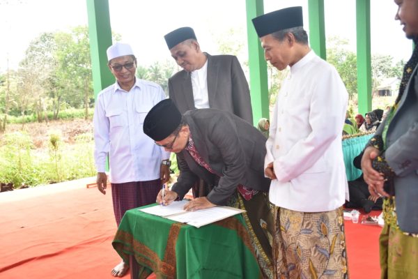 PCNU Kubu Raya dan PT. Muzdalifah Buka Jalan ke Baitullah H Ahmad Khalil, Direktur PT. Muzdalifah Tour sedang menandatangani MoU dengan PCNU Kubu Raya